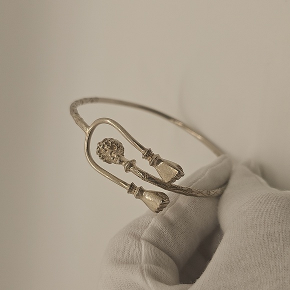 Elegant Silver Bangle Bracelet - Picture 10 of 10